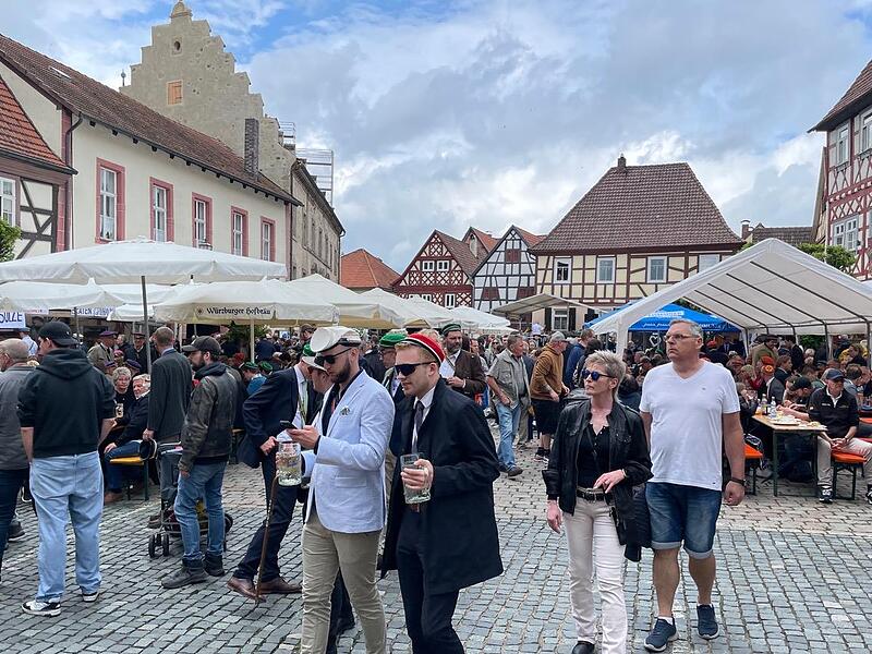 Viele Fest- und Flohmarktbesucher ließen sich vom wechselhaften Wetter nicht abhalten.