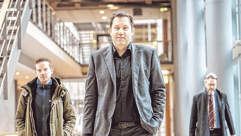 Diesmal soll es besser laufen als bei der Ampel: SPD-Chef Lars Klingbeil (Mitte) auf dem Weg zum ersten Sondierungsgespr&auml;ch f&uuml;r eine schwarz-rote Bundesregierung.