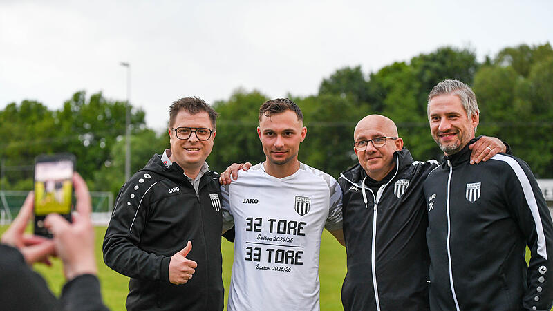 Relegation zur Landesliga: Der FC Sand (wei&szlig;e Trikots) entschied das Derby gegen die DJK Dampfach vor knapp 1800 Zuschauern mit 1:0 f&uuml;r sich.