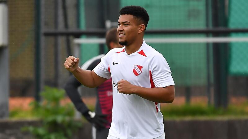 Der ATSV Erlangen II um Kapitän Bless Fiebig ist Meister der Kreisliga 1 ER/PEG: Das steht nach dem Sieg in Langensendelbach fest. Der ATSV Erlangen II um Kapitän Bless Fiebig ist Meister der Kreisliga 1 ER/PEG: Das steht nach dem Sieg in Langensendelbach fest.