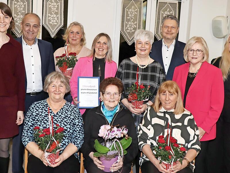 Die Geehrten der Frauen-Union Altenkunstadt mit CSU-Kreisvorsitzender Emmi Zeulner (li.), B&uuml;rgermeister Robert H&uuml;mmer (Zweiter v. l.) und FU-Ortsvorsitzender Melita Braun (Zweite v. re.).
