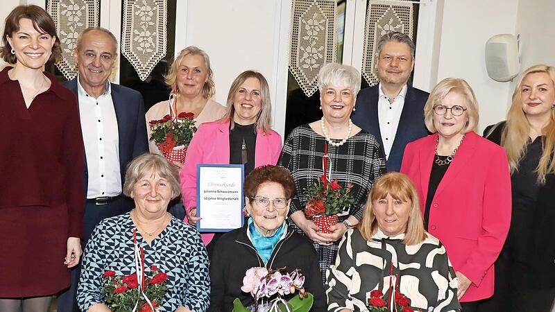 Die Geehrten der Frauen-Union Altenkunstadt mit CSU-Kreisvorsitzender Emmi Zeulner (li.), B&uuml;rgermeister Robert H&uuml;mmer (Zweiter v. l.) und FU-Ortsvorsitzender Melita Braun (Zweite v. re.).