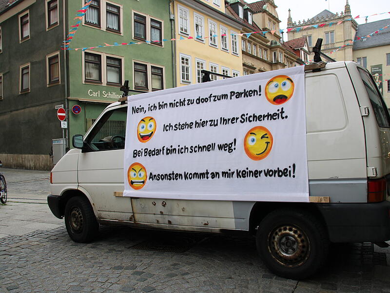 Auch beim Marktfest galten erh&ouml;hte Sicherheitsauflagen. Hier versperrt ein Auto die Zufahrt zum Coburger Marktplatz aus Richtung Herrngasse &ndash; kurioses Plakat inklusive.