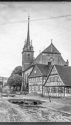 Historische Aufnahme der Pfarrkirche in Kleukheim, entstanden Anfang des 20. Jahrhunderts.