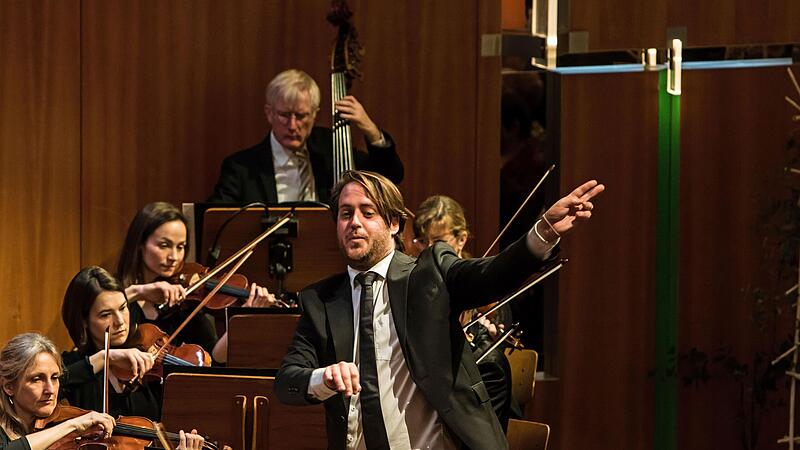 Mitrei&szlig;end: Daniel Carter dirigierte erstmals das Neujahrskonzert der Stadt Coburg im Kongresshaus.