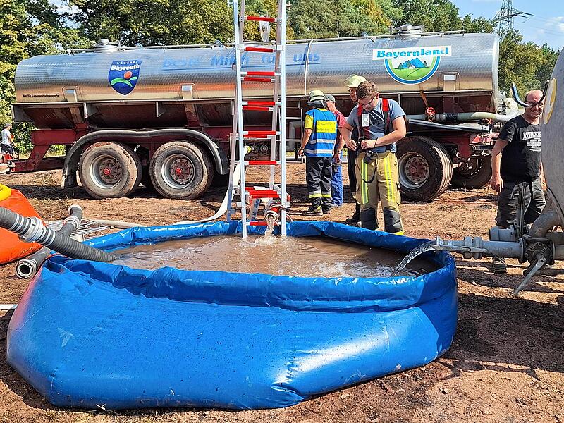 Unermüdlich sorgten Landwirte dafür, dass Löschwasser zur Brandstelle kam.