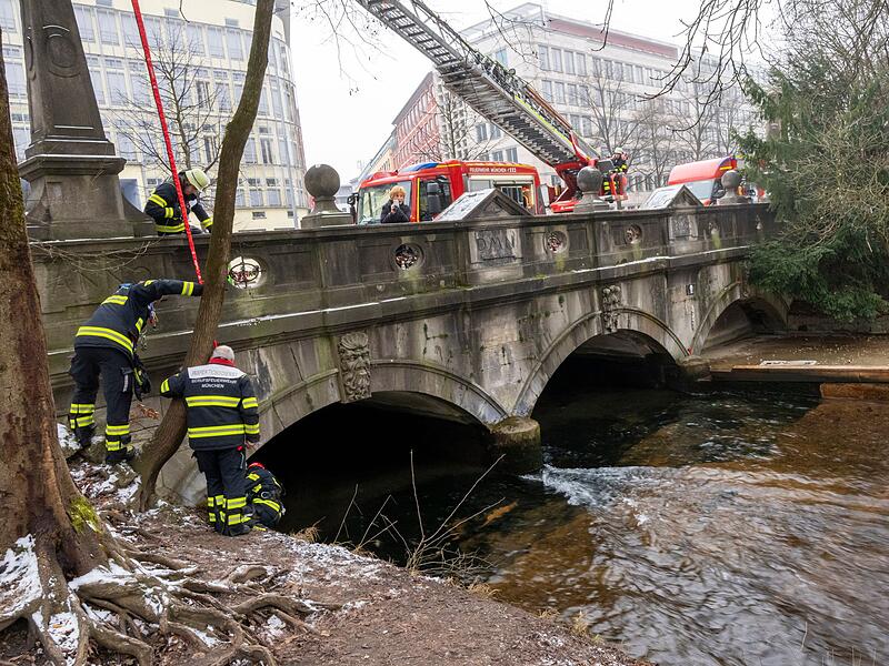 Feuerwehr baut Eisbachwelle zur&uuml;ck