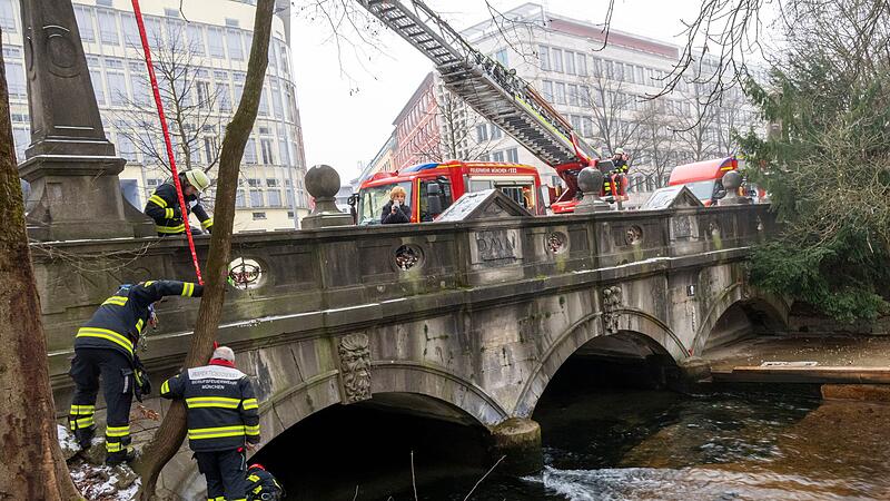 Feuerwehr baut Eisbachwelle zur&uuml;ck