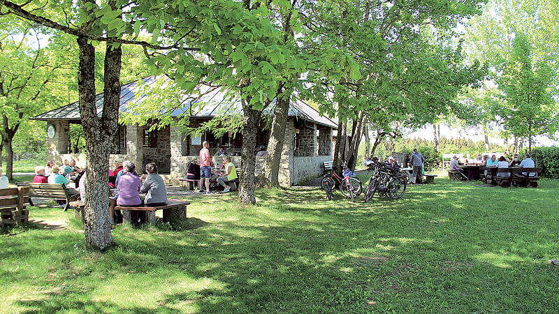 Alexandrinenhütte des Thüringerwald-Vereins Coburg90 Jahre Alexandrinenhütte auf der Sennigshöhe bei Meeder (Landkreis Coburg) Coburgs höchstgelegener Biergarten: Die Alexandrinenhütte des Thüringerwald-Vereins ist ein beliebtes Ausflugsziel.