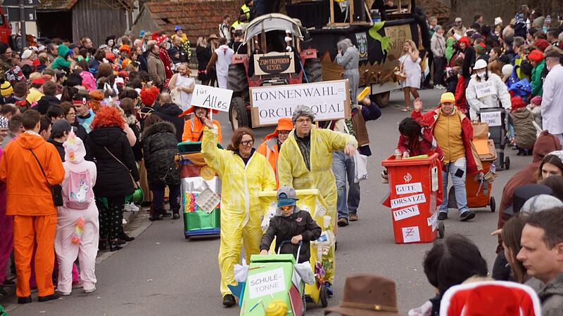 Tausende drängen sich in Oberaurach regelmäßig am Faschingssonntag an den Straßenrändern, wenn der große Umzug durch Trossenfurt und Tretzendorf zieht. Tausende drängen sich in Oberaurach regelmäßig am Faschingssonntag an den Straßenrändern, wenn der große Umzug durch Trossenfurt und Tretzendorf zieht.