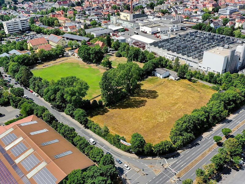 Blick von oben auf das geplante Philosophenviertel: Die Gr&uuml;nfl&auml;chen sollen bald zu Wohnungen werden. 2023 soll es nun endlich losgehen.