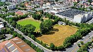 Blick von oben auf das geplante Philosophenviertel: Die Gr&uuml;nfl&auml;chen sollen bald zu Wohnungen werden. 2023 soll es nun endlich losgehen.