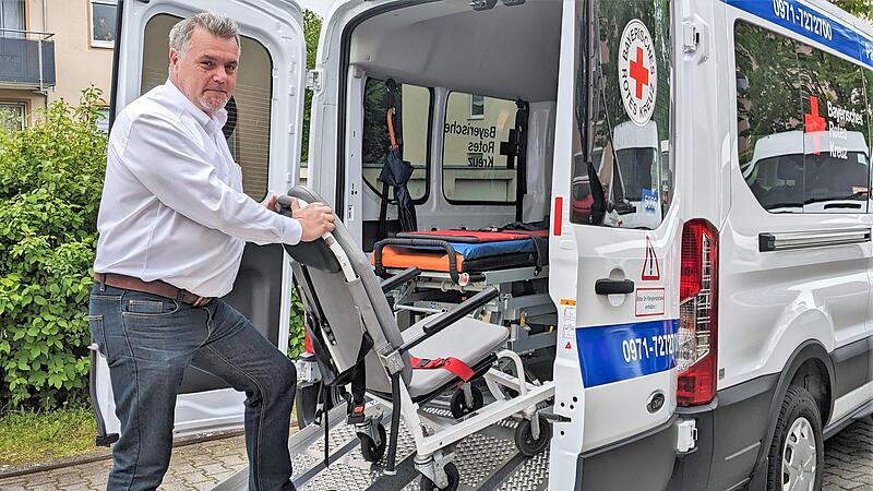 Andreas Klein, der neue Leiter des Rot-Kreuz-Patientenfahrdienstes, beim Einrichten eines Transportfahrzeugs mit Krankenliege und Krankenstuhl. Andreas Klein, der neue Leiter des Rot-Kreuz-Patientenfahrdienstes, beim Einrichten eines Transportfahrzeugs mit Krankenliege und Krankenstuhl.