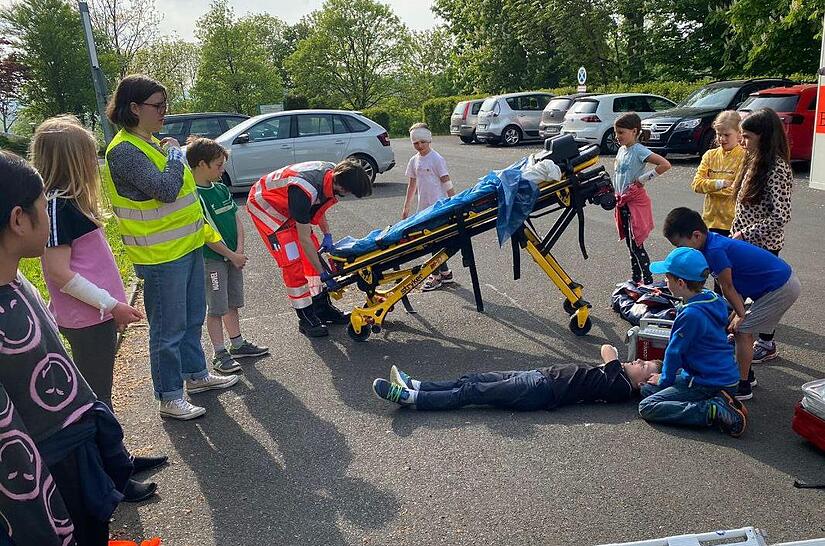 Übung einer Erste-Hilfe-Rettungssituation:  Paul Machinek von der Rettungswache Bad Brückenau des Bayerischen Roten Kreuzes Kreisverband Bad Kissingen und Lucy Arnold, ehrenamtliche Jugendleiterin der Jugendbildungsstätte Volkersberg zeigen den Mä...