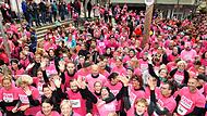 Auf viele Läufer – wie hier 2019 – hoffen die Organisatoren auch für den Pinklauf 2023. Doch es gibt auch viele Menschen, die das Benefiz-Event zugunsten der Brustkrebsvorsorge auch ohne aktive Teilnahme unterstützen. Auf viele Läufer – wie hier 2019 – hoffen die Organisatoren auch für den Pinklauf 2023. Doch es gibt auch viele Menschen, die das Benefiz-Event zugunsten der Brustkrebsvorsorge auch ohne aktive Teilnahme unterstützen.