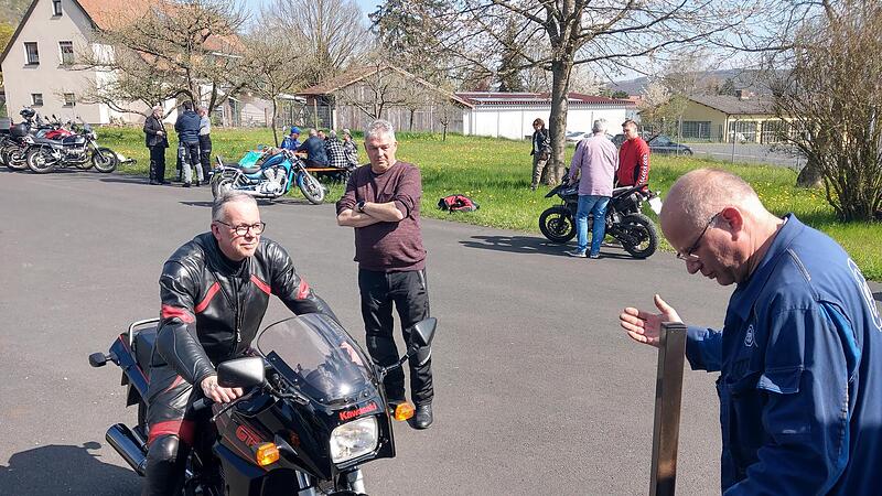 Einen kostenfreien Rundum-Check f&uuml;r das Motorrad bietet die T&uuml;v-Pr&uuml;fstelle in Hammelburg auf Initiative der Gebietsverkehrswacht Hammelburg am Freitag, 5. April, ab 13 Uhr.  Im Bild ein T&Uuml;V-Ingenieur (rechts) beim &Uuml;berpr&uuml;fen des Hauptscheinwerfers...