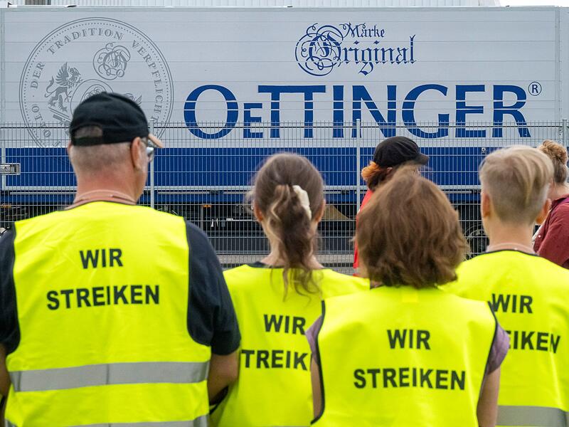 Demonstration vor Oettinger-Brauerei