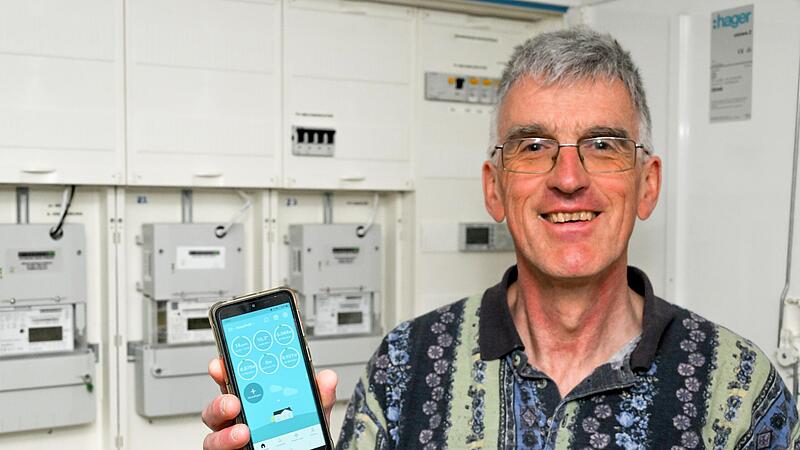 Helmut Kupfer hat gut Lachen: Dank eingebauten Smart Metern in seinen Stromz&auml;hlern bezieht er Strom zu st&uuml;ndlich wechselnden Preisen &ndash; und wird auf seinem Smartphone informiert.