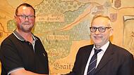 Der neue Gemeinderat Peter Will (links) nach seiner Vereidigung mit Bürgermeister Jochen Partheymüller.