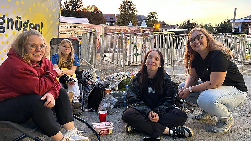 Open Air in Coburg Im Hintergrund geht die Sonne unter – im Vordergrund bereiten sich Manuela Weiser mit Tochter Maya sowie Melissa und Vivien auf die Nacht vor. Schließlich wollen sie am nächsten Tag beim Konzert von Wincent Weiss auf dem Coburger Schlossplatz unbedingt in der ersten Reihe stehen.