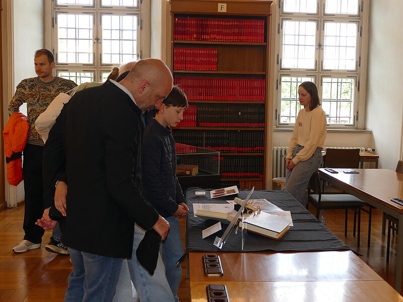 Internationaler Museumstag in Bamberg Die Staatsbibliothek präsentierte historische Bucheinbände und erläuterte restauratorische Eingriffe.