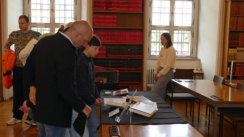 Internationaler Museumstag in Bamberg Die Staatsbibliothek präsentierte historische Bucheinbände und erläuterte restauratorische Eingriffe.