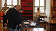 Die Staatsbibliothek pr&auml;sentierte historische Bucheinb&auml;nde und erl&auml;uterte restauratorische Eingriffe.