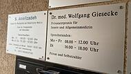 Schild der Hausarztpraxis Giesecke