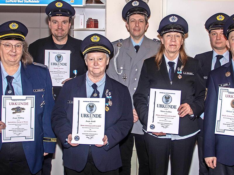 Die Geehrten mit (hinten) Vorsitzendem Robert Prohaska und Schie&szlig;wart Matthias M&ouml;hrlein.