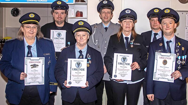 Die Geehrten mit (hinten) Vorsitzendem Robert Prohaska und Schießwart Matthias Möhrlein. Die Geehrten mit (hinten) Vorsitzendem Robert Prohaska und Schießwart Matthias Möhrlein.