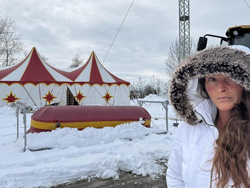 Die Circus-Chefin Janine K&ouml;llner steht vor dem Winterquartier. Das Zelt f&uuml;r Vorstellungen kann nicht aufgebaut werden, die geplanten Termine m&uuml;ssen entfallen.