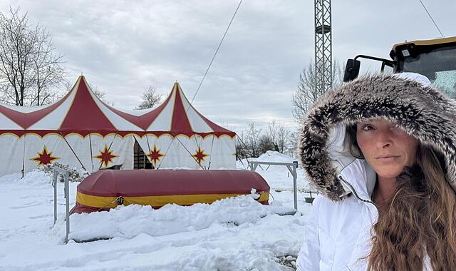 Die Circus-Chefin Janine Köllner steht vor dem Winterquartier. Das Zelt für Vorstellungen kann nicht aufgebaut werden, die geplanten Termine müssen entfallen. Die Circus-Chefin Janine Köllner steht vor dem Winterquartier. Das Zelt für Vorstellungen kann nicht aufgebaut werden, die geplanten Termine müssen entfallen.