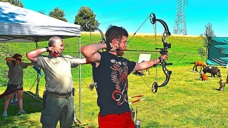 Das Bogenschützenfest erfreut sich nicht nur bei den Mitgliedern, sondern allen Bogenschützen allseitiger Beliebtheit. Dieter Radziej Das Bogenschützenfest erfreut sich nicht nur bei den Mitgliedern, sondern allen Bogenschützen allseitiger Beliebtheit. Dieter Radziej