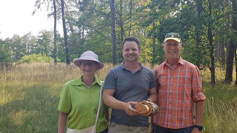 Elisbeth Assmann (von links) von der BN-Geschäftsstelle, Forstbetriebsleiter Matthias Wallrapp, Werner Keller (BN-AK Wald) Elisbeth Assmann (von links) von der BN-Geschäftsstelle, Forstbetriebsleiter Matthias Wallrapp, Werner Keller (BN-AK Wald)