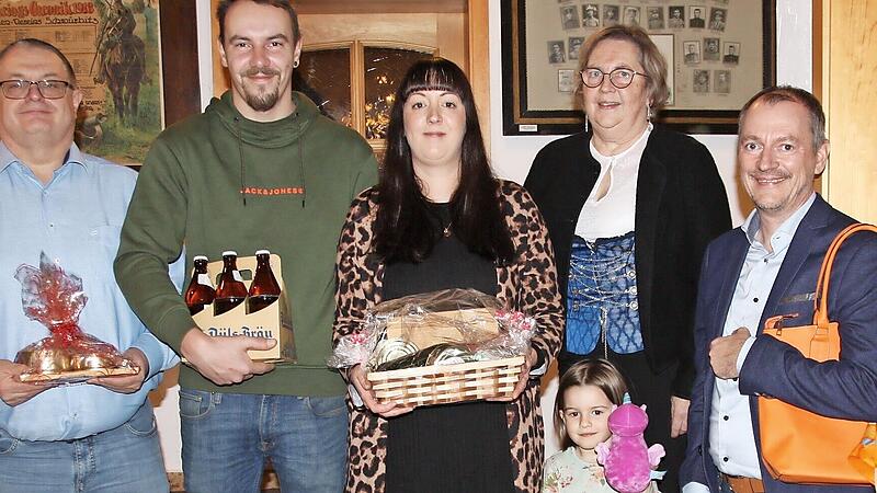 Mit sch&ouml;nen Preisen versorgt, freuten sich (v.l.) Stefan Wich, Sebastian Kn&ouml;ferl, Strohk&ouml;nigin Jessica Kluge mit Tochter Mia mit Schie&szlig;leiterin Gudrun Marr und Vorsitzendem Michael Tischler &uuml;ber sch&ouml;ne Preise und Auszeichnungen.