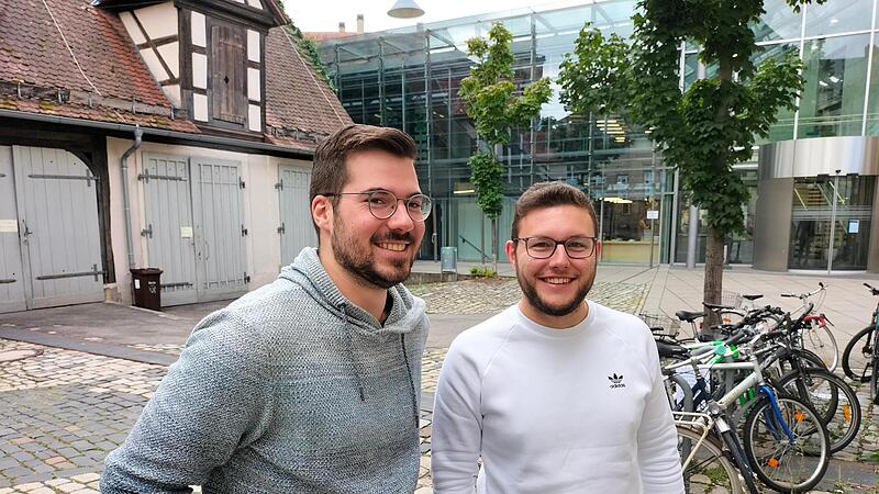 Die Bamberger Studenten Thomas Michaelis und Anton Gomer hätten sich das 29-Euro-Ticket schon früher gewünscht. Für sie lohnt es sich schon bei wenigen Zugreisen im Monat.