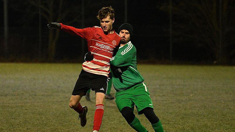 Der Marktgraitzer Jaydon Fischer (links) im Zweikampf mit Marco Zeulner.