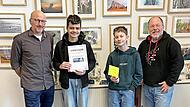 Studiendirektor Martin Warmuth, Betreuer des Wettbewerbs, Schulsieger Timo Schipper, Zweitplatzierter Max Weisensel und Schulleiter Oberstudiendirektor Markus Arneth.
