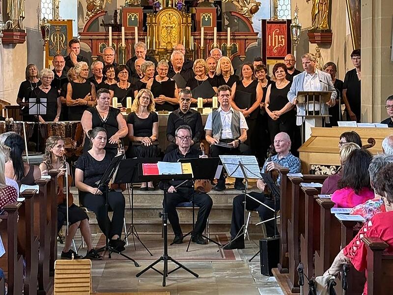 Der St.-Thomas-Chor aus Trockau beeindruckte in der Pfarrkirche Hallerndorf sehr.Anita Volkmuth Der St.-Thomas-Chor aus Trockau beeindruckte in der Pfarrkirche Hallerndorf sehr.Anita Volkmuth