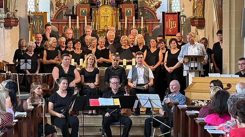 Der St.-Thomas-Chor aus Trockau beeindruckte in der Pfarrkirche Hallerndorf sehr.Anita Volkmuth Der St.-Thomas-Chor aus Trockau beeindruckte in der Pfarrkirche Hallerndorf sehr.Anita Volkmuth