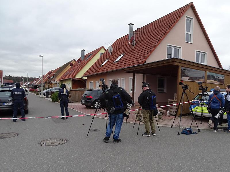 Bereits gegen Mittag waren zahlreiche Reporter vor Ort.