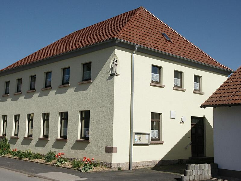 Das Pfarrheim in Schondra k&ouml;nnte zum Dorfgemeinschaftshaus werden. Die Gelegenheit f&uuml;r einen baldigen Umbau sieht die Kirchenverwaltung g&uuml;nstig, weil es noch staatliche und kirchliche Zusch&uuml;sse geben k&ouml;nnte.