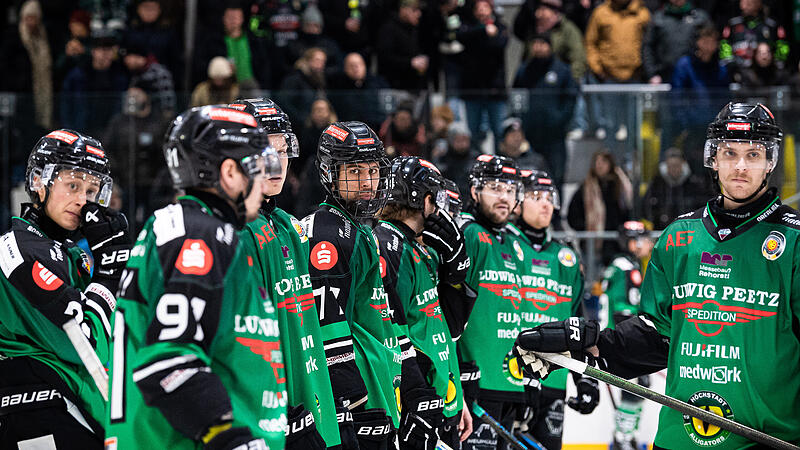 Ein bitterer Abend f&uuml;r die H&ouml;chstadt Alligators: Bei der Niederlage in Passau verloren die Aischgr&uuml;nder  nicht nur das Spiel, sondern auch einen direkter Play-off-Platz und ihren Top-Scorer Anton Seewald (2. v. hinten).