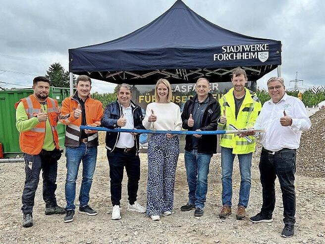 Beim Start des Glasfaserausbaus in Dobenreuth (v. l.): Abit Behrami (Kolonnenführer Leonhard Weiss GmbH & Co. KG), Dominik Niebler (Oberbauleiter), Christian Sponsel (Geschäftsführer Stadtwerke Forchheim), Elisabeth Simmerlein (Bürgermeisterin der...
