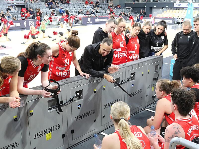 Headcoach Samuel Gloser (Mitte), hier bei der Premiere in Brose Arena gegen Jena, m&ouml;chte in der n&auml;chsten Saison mit den Baskets-Frauen gerne &ouml;fter dort spielen.