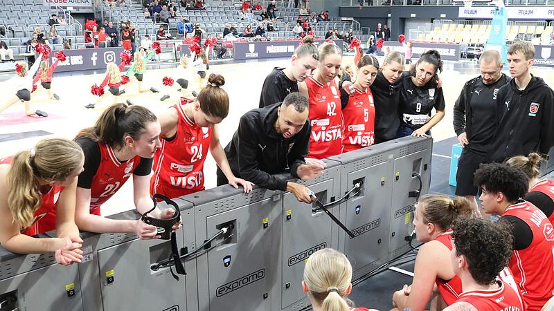 Headcoach Samuel Gloser (Mitte), hier bei der Premiere in Brose Arena gegen Jena, m&ouml;chte in der n&auml;chsten Saison mit den Baskets-Frauen gerne &ouml;fter dort spielen.