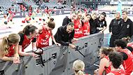Headcoach Samuel Gloser (Mitte), hier bei der Premiere in Brose Arena gegen Jena, m&ouml;chte in der n&auml;chsten Saison mit den Baskets-Frauen gerne &ouml;fter dort spielen.