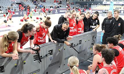 Headcoach Samuel Gloser (Mitte), hier bei der Premiere in Brose Arena gegen Jena, m&ouml;chte in der n&auml;chsten Saison mit den Baskets-Frauen gerne &ouml;fter dort spielen.