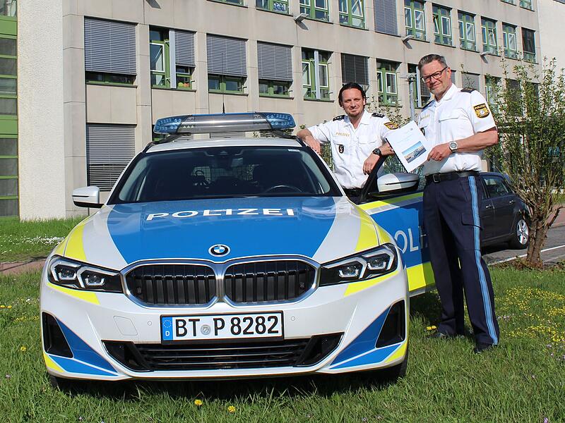 PI Bamberg Land (links: Polizeihauptkommissar Oliver Strickroth, stellv. Dienststellenleiter; rechts: Polizeidirektor Alexander Streng, Dienststellenleiter)