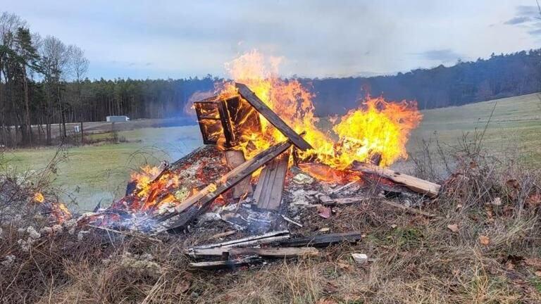 Ein Mahnfeuer, das auf die Probleme der Bauern aufmerksam machen sollte, rief bei Abtswind gleich mehrere Feuerwehren auf den Plan. Ein Mahnfeuer, das auf die Probleme der Bauern aufmerksam machen sollte, rief bei Abtswind gleich mehrere Feuerwehren auf den Plan.